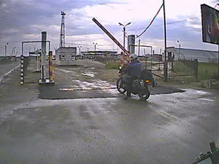 Einfahrt zur russischen Grenzstation