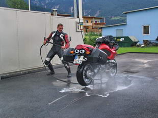 Telfs - Achim beim Mopedwaschen