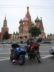 Tobi in Moskau vor der Basilius Kathedrale