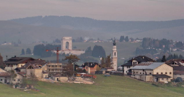 Asiago mit Alpini-Denkmal