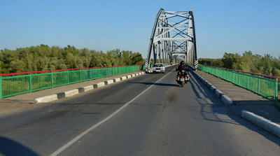 Br�cke �ber den Ural - dr�ben beginnt Asien