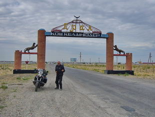 Portal am Ortseingang von Aralsk