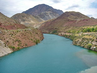 unterhalb der Staumauer bei Karakol