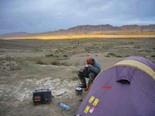 Camping im Flu�tal gegen�ber von Aktal