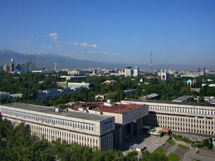 Almaty - Blick vom Hotel nach Sden auf die Berge