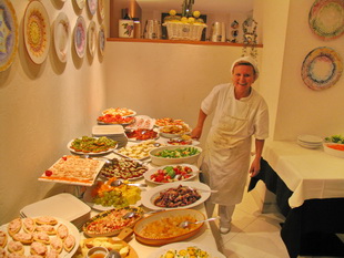 Borso - Anna vor ihrem geniale Vorspeisen Buffet
